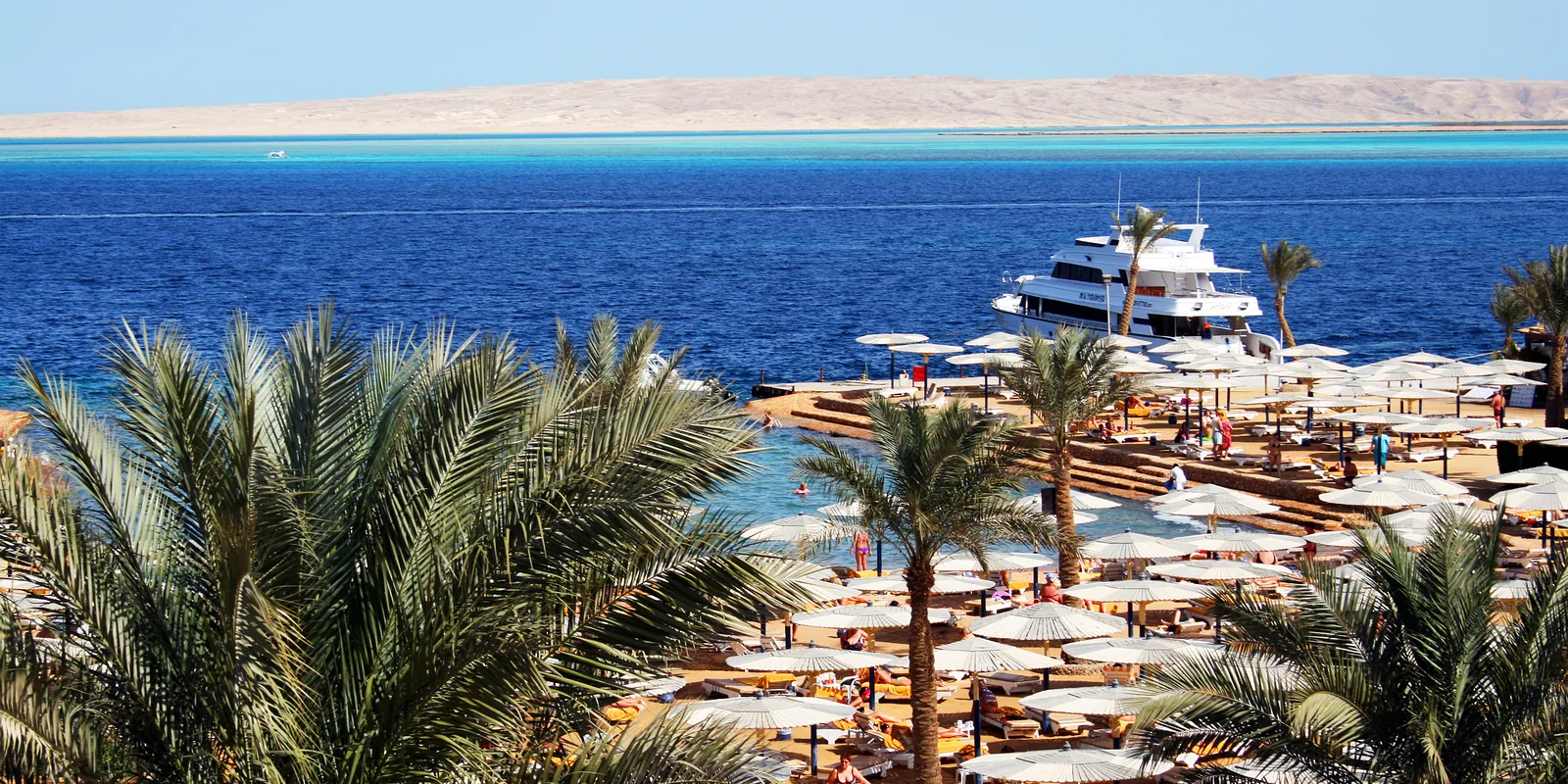 Rotes Meer und Strand in Hurghada während eines Winterurlaubs