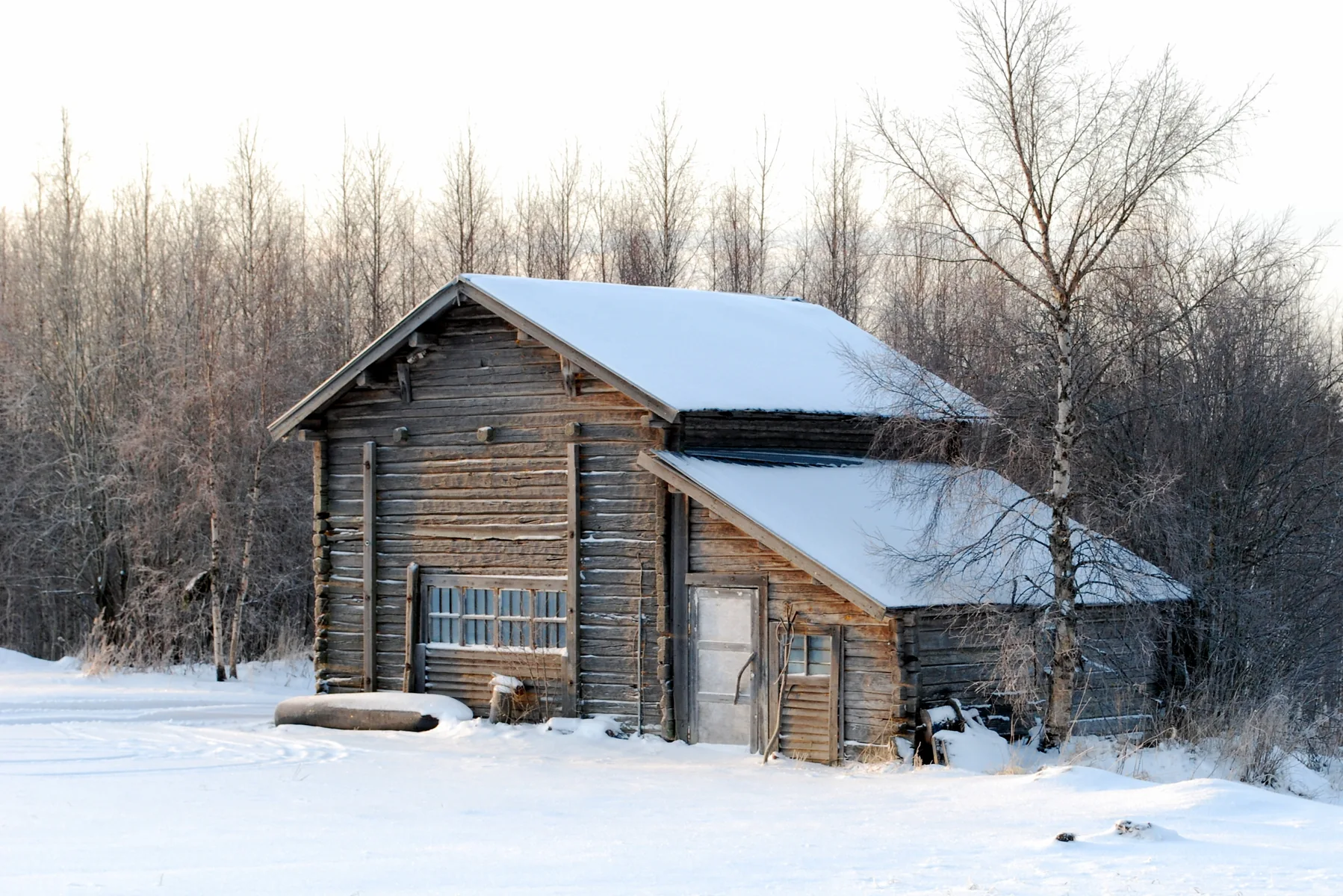Verschneite Landschaft in Nordkarelien im Winter