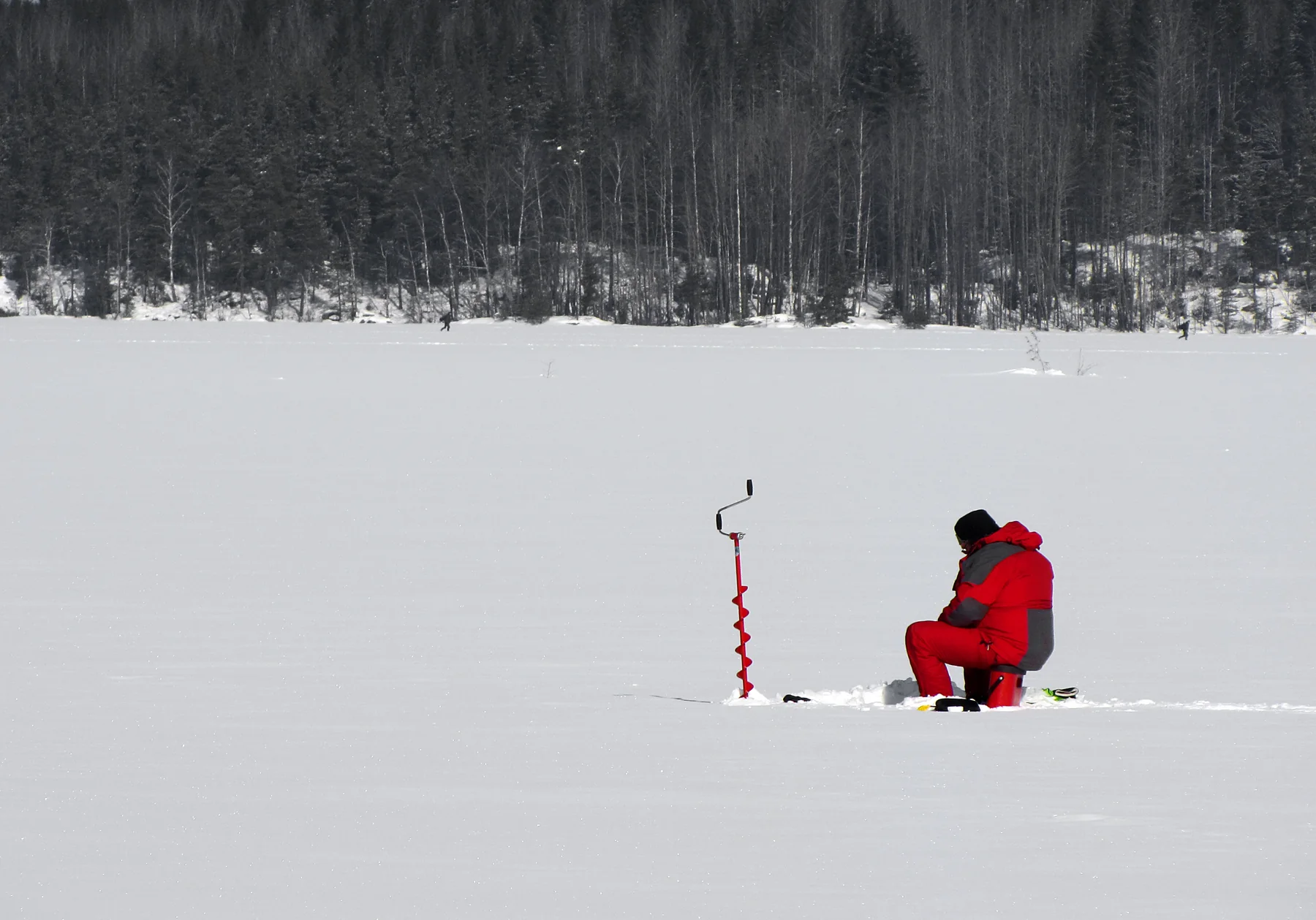 Eisfischen auf dem Saimaa im Winter